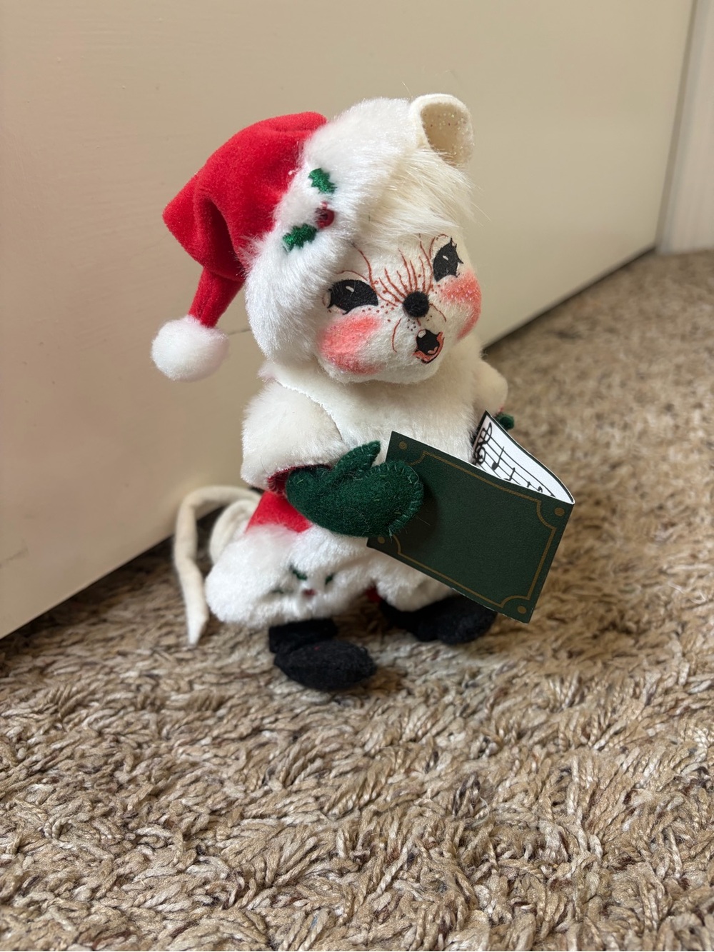 Annalee 2005 Holiday White Plush mouse Caroler with Red Hat and Green Mittens